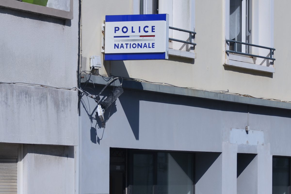 Enseigne bleu et blanc « Police nationale » sur la façade d’un poste de police